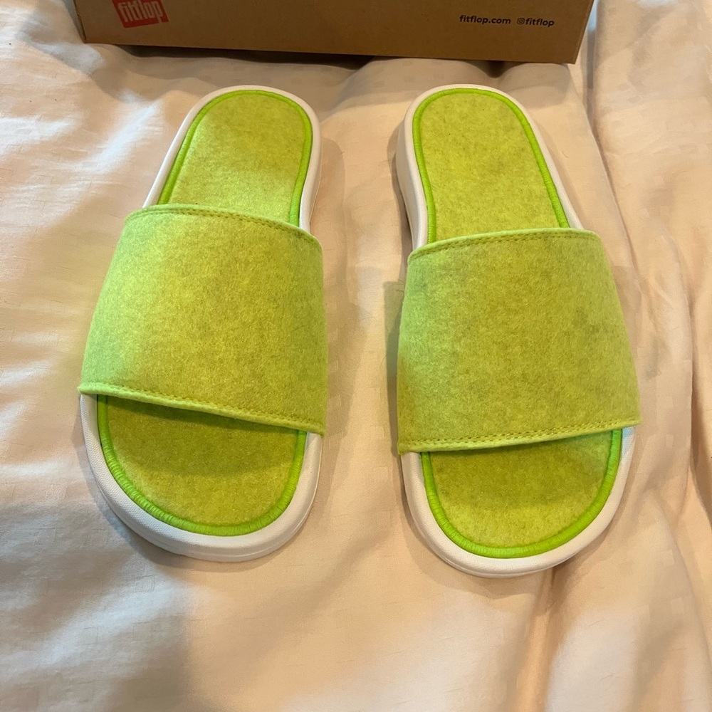 Fitflop I QUSHION E01 Neon Felt Slides in Electric Yellow